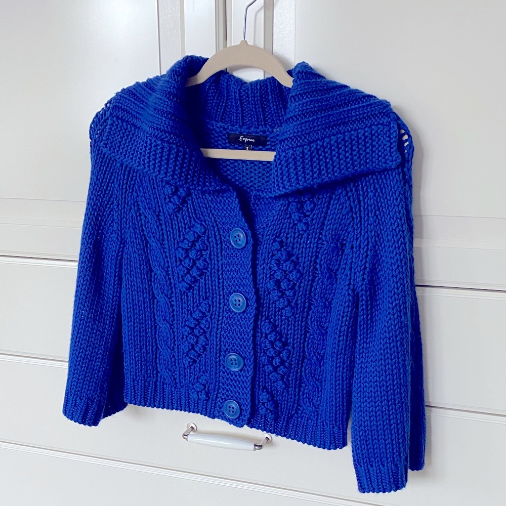 Crop sweater with oversized collar and buttons
